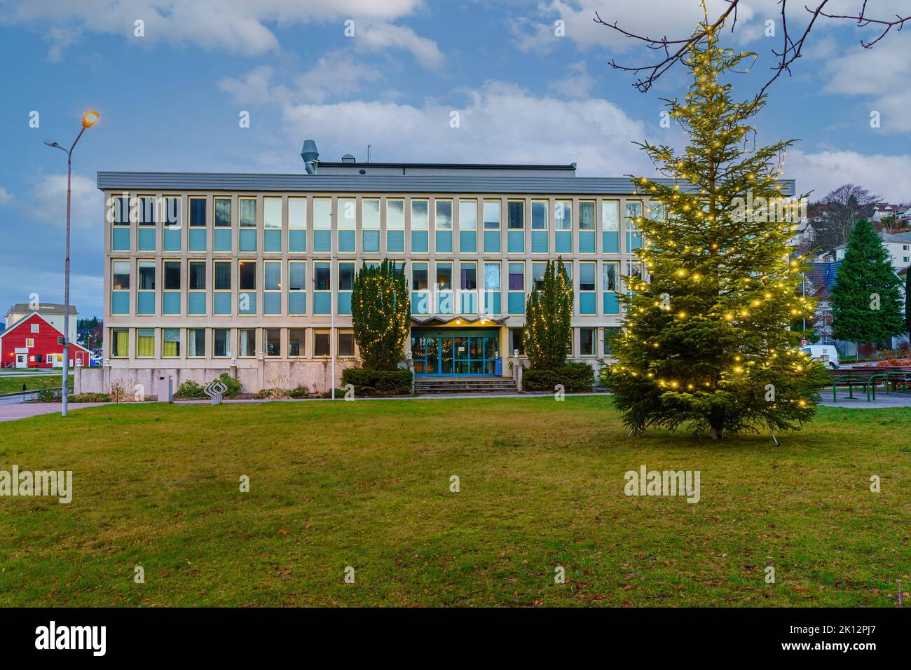 El ayuntamiento de Ulsteinvik con árbol de Navidad delante. Foto de stock