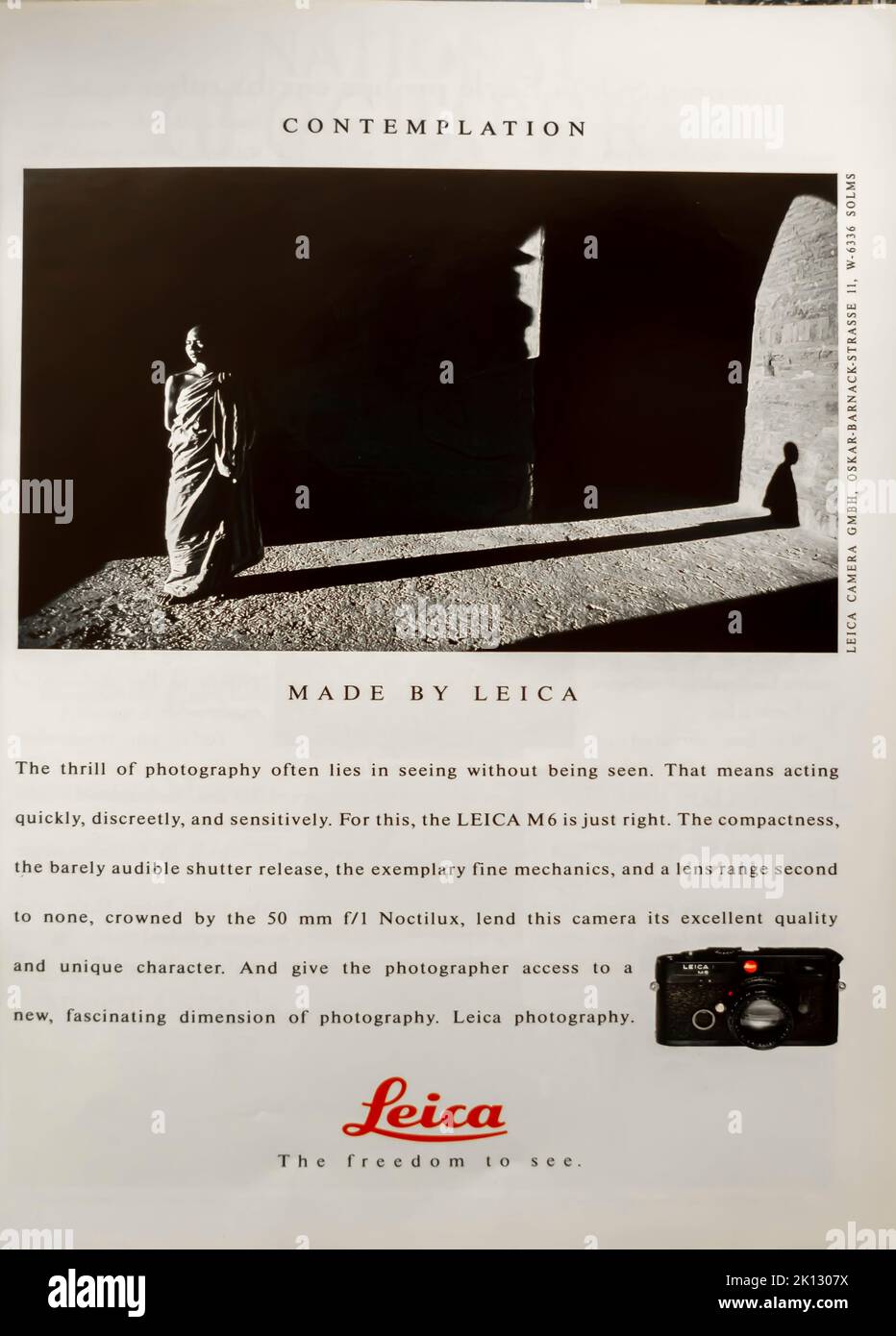 Anuncio de cámara Leica M6 colocado en una revista NatGeo 1994 Foto de stock
