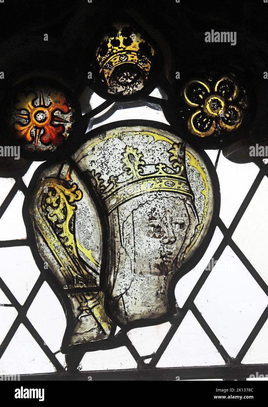 Siglo 15th fragmentos de vidrieras que se dice que representan St Etheldreda de Ely, St Sidwell's Church, Laneast, Cornwall Foto de stock