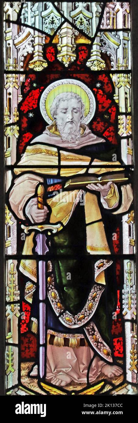 Vitral de Percy Bacon & Brothers representando a St Paul, St Cuby's & St Leonard's Church, Duloe, Cornwall Foto de stock