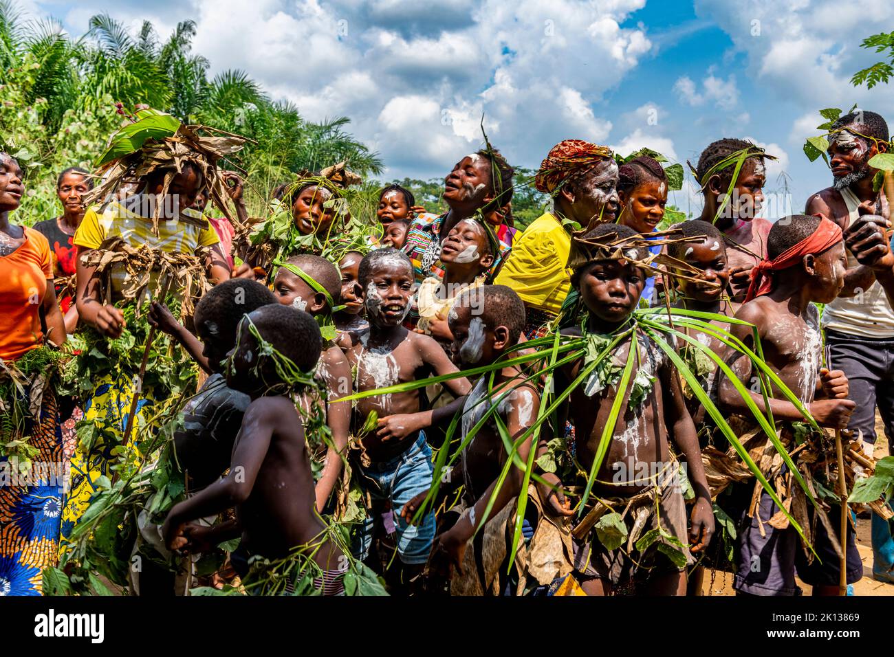 Pueblo de la tribu pigmea, Kisangani, República Democrática del Congo, África Foto de stock