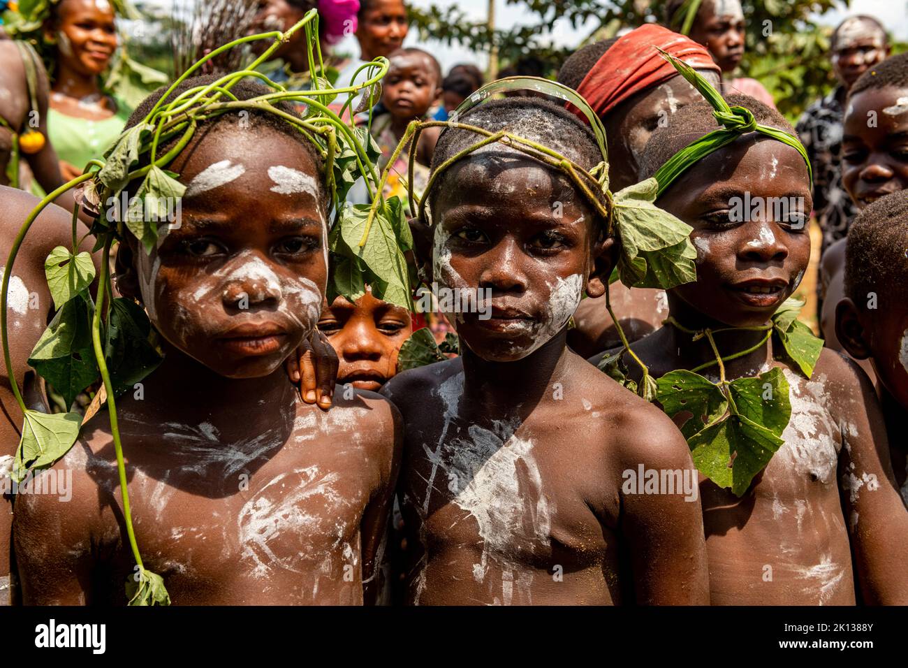 Niños pigmeos pintados, Kisangani, República Democrática del Congo, África Foto de stock
