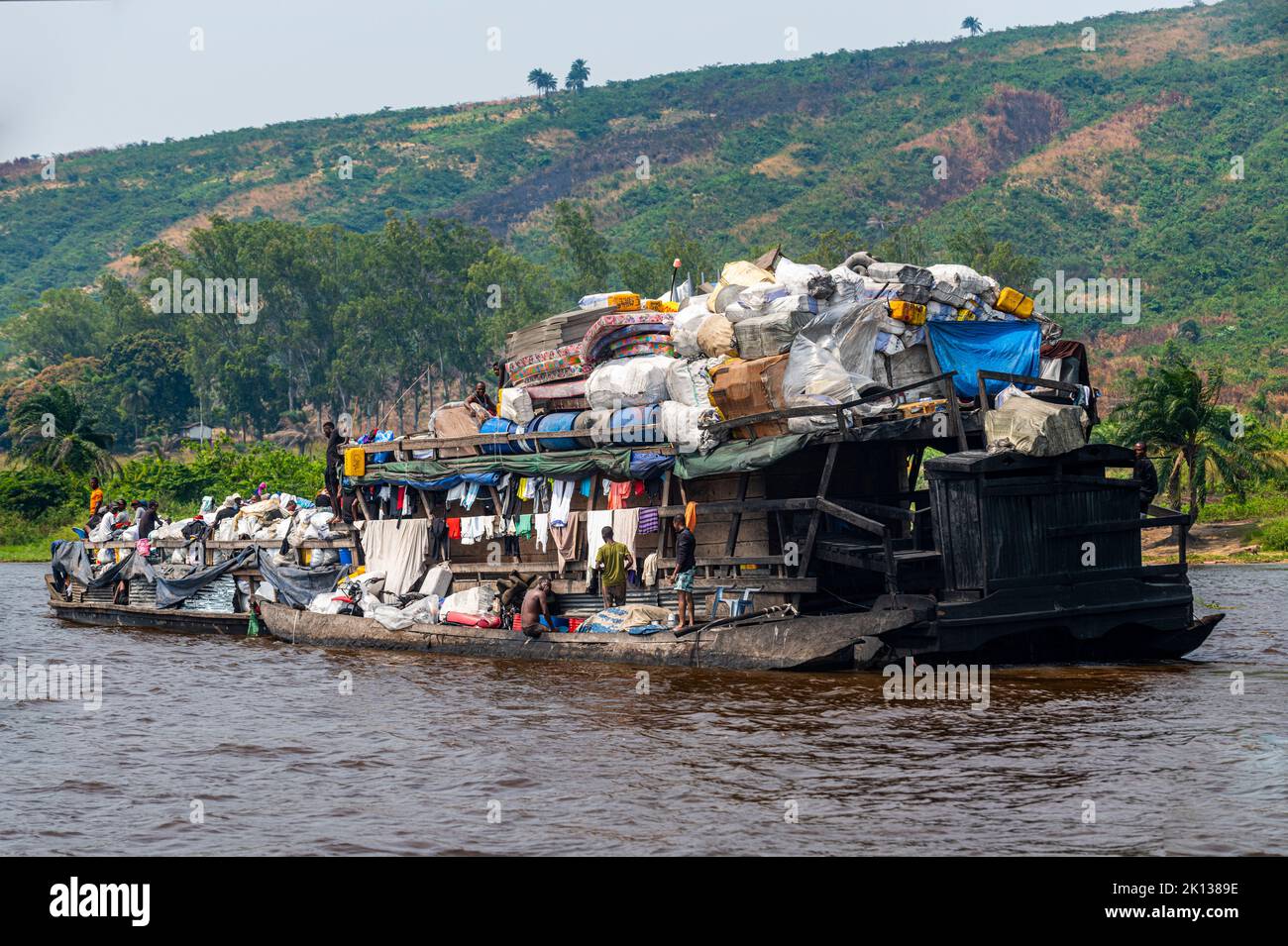 Barco sobrecargado en el río Congo, República Democrática del Congo, África Foto de stock