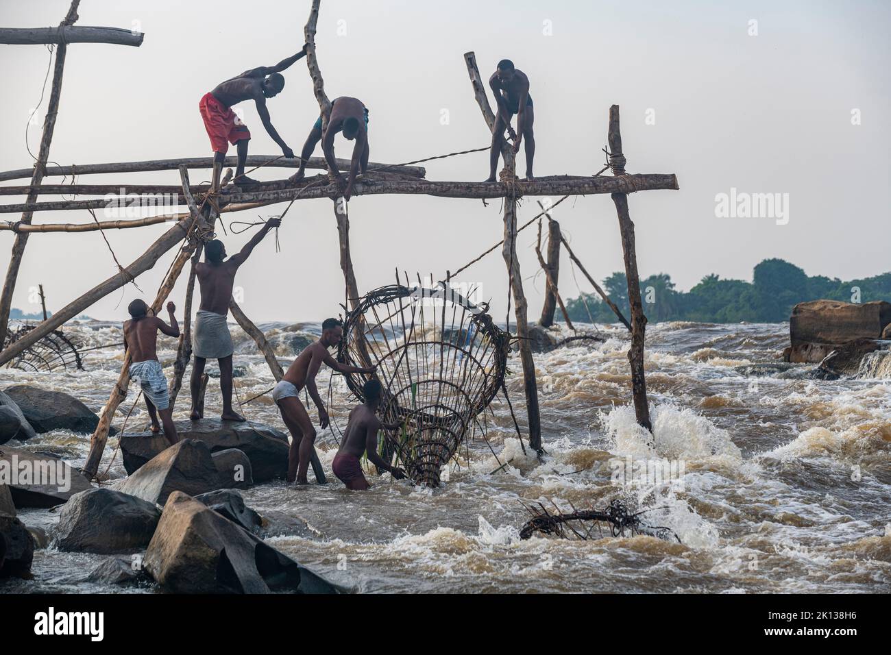 Pescadores indígenas de la tribu Wagenya, río Congo, Kisangani, República Democrática del Congo, África Foto de stock