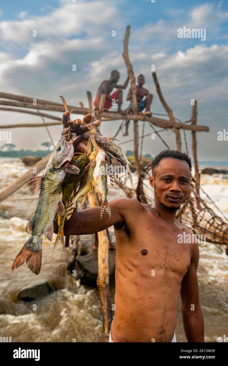 Hombre mostrando su captura fresca, tribu Wagenya, Kisangani, Río Congo, República Democrática del Congo, África Foto de stock