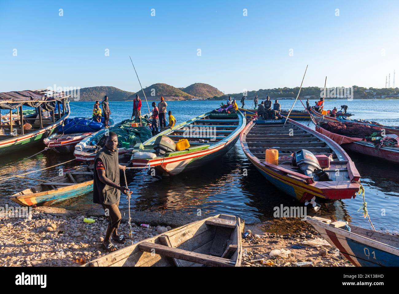 Pescadores que traen su pesca de la mañana al mercado, Mpulungu, Lago Tanganica, Zambia, África Foto de stock