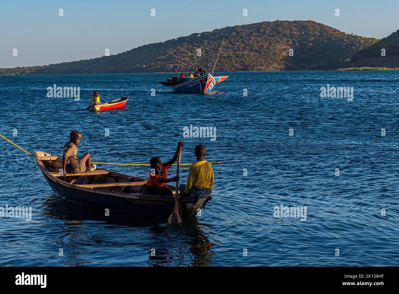 Pescadores que traen su pesca de la mañana al mercado, Mpulungu, Lago Tanganica, Zambia, África Foto de stock