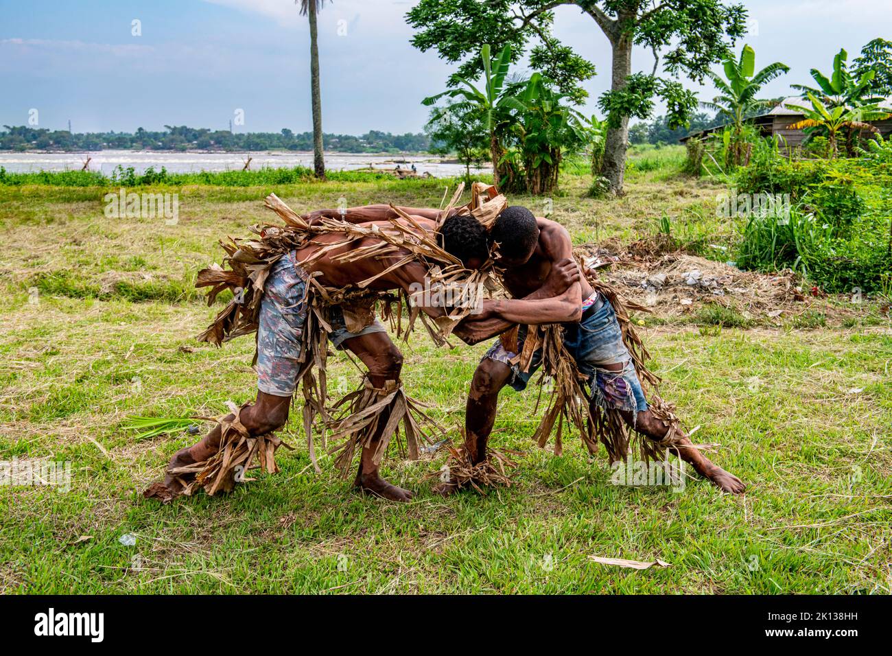 Hombres tribales de Wagenya que practican la lucha libre, Kisangani, Río Congo, República Democrática del Congo, África Foto de stock