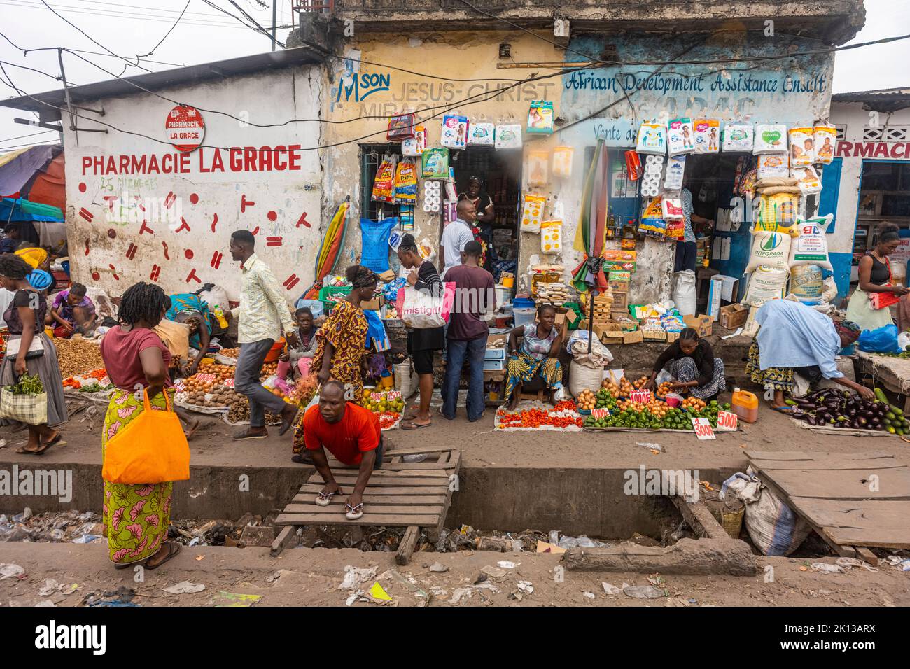 Busy shop, Kinshasa, República Democrática del Congo, África Foto de stock