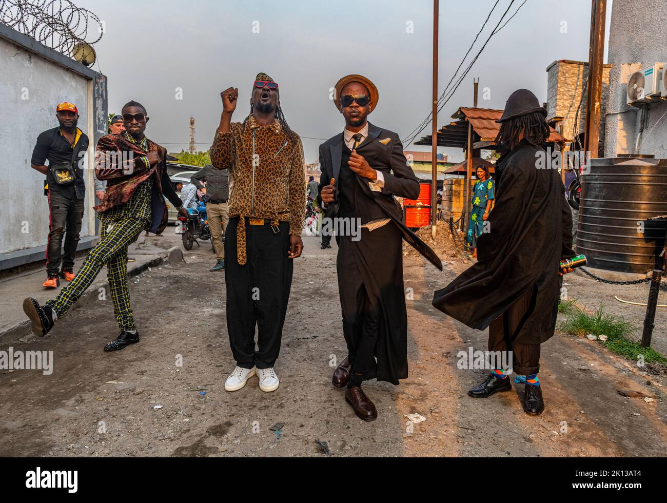 El movimiento La Sape encarna la elegancia en estilo y modales de los dandies de su predecesor colonial, Kinshasa, República Democrática del Congo, África Foto de stock