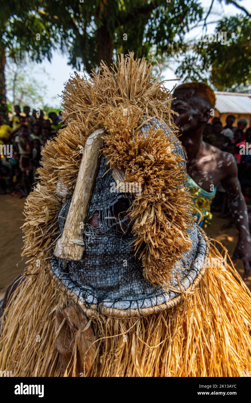 Hombre enmascarado tradicional, tribu yaka, Mbandane, República Democrática del Congo, África Foto de stock