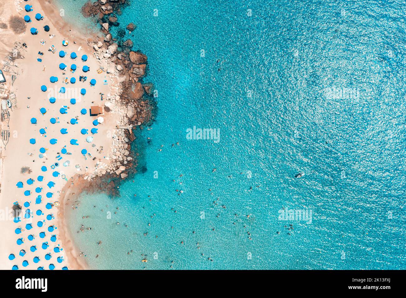Playa de la bahía de Konnos en el parque nacional de Cape Greko. Chipre Foto de stock