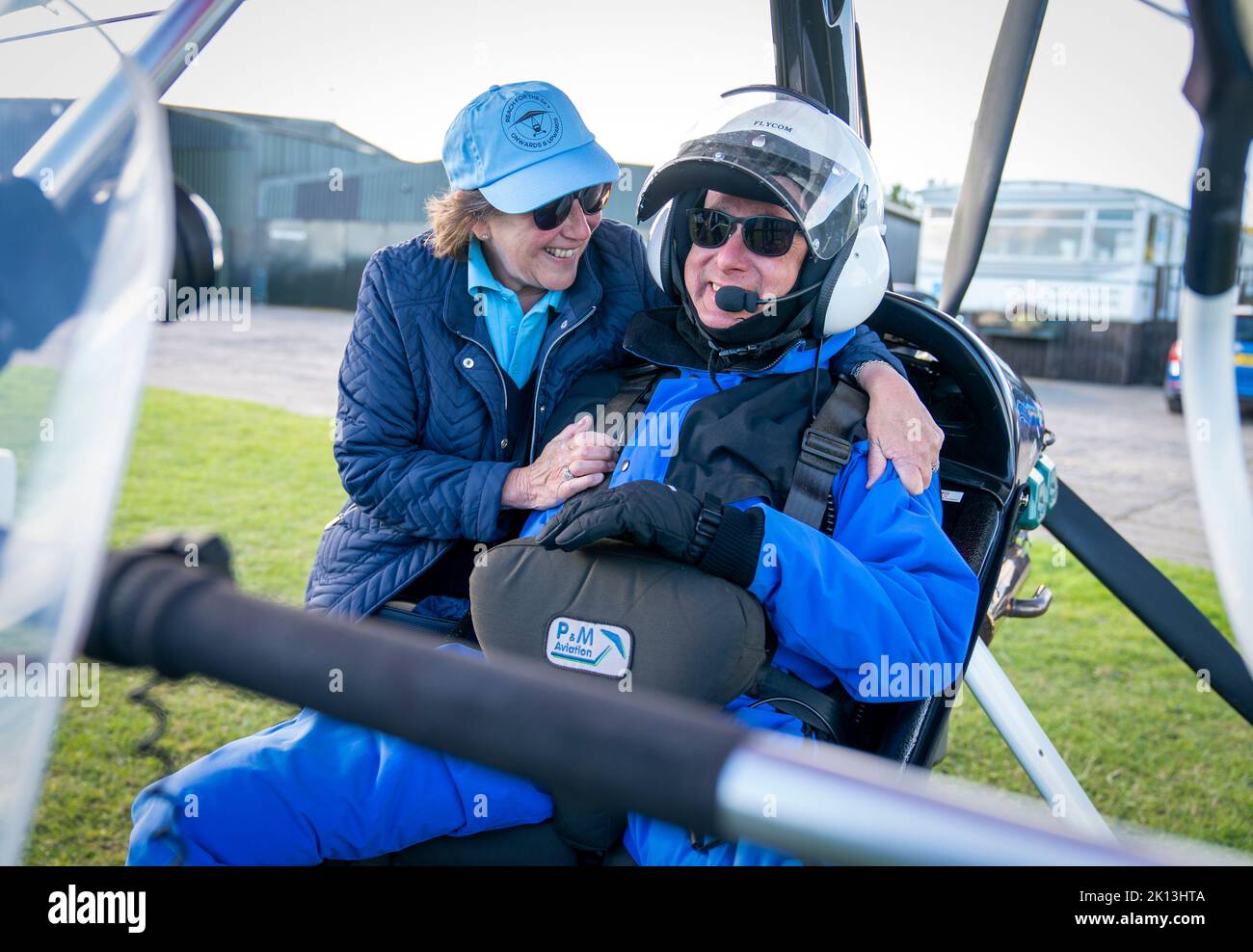 Jamie Fairweather con su esposa Mary después de tomar parte en un vuelo de microluz patrocinado sobre la costa de East Lothian, para aumentar la conciencia y el dinero para la Caridad del Tumor Cerebral. Fecha de la foto: Jueves 15 de septiembre de 2022. Foto de stock