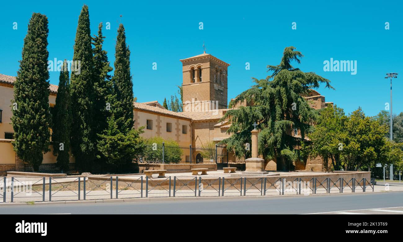 Vista del Convento de San Miguel, también conocido como Las Miguelas, en Huesca, Aragón, España, en un soleado día de verano Foto de stock
