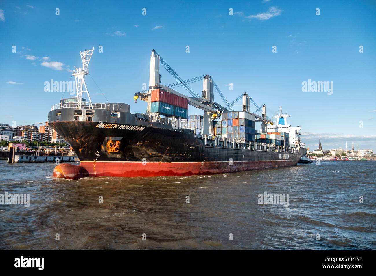 Containerschiff Green Maountain auf der Elbe , Hamburgo, Alemania Foto de stock