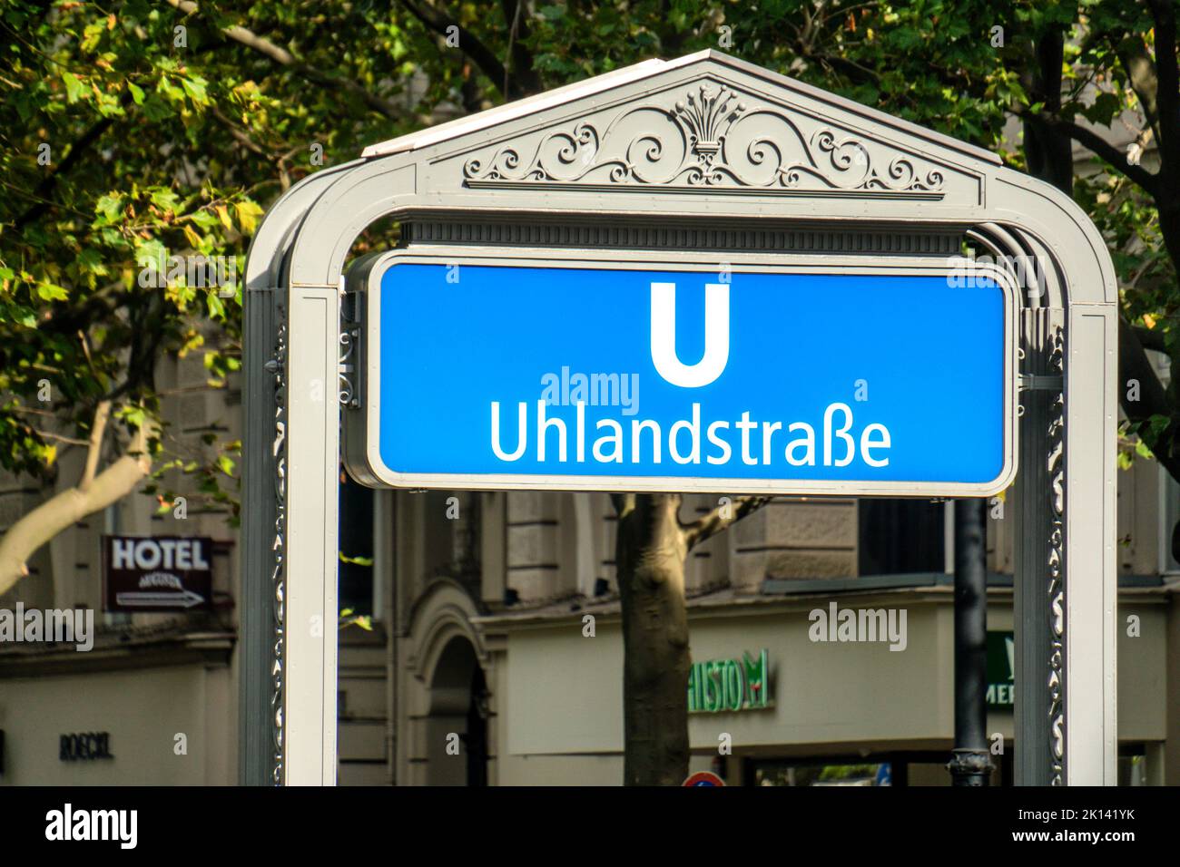 U-Bahnhof Uhlandstrasse Schild, Kurfürstendamm, Charlottenburg, Berlín Foto de stock