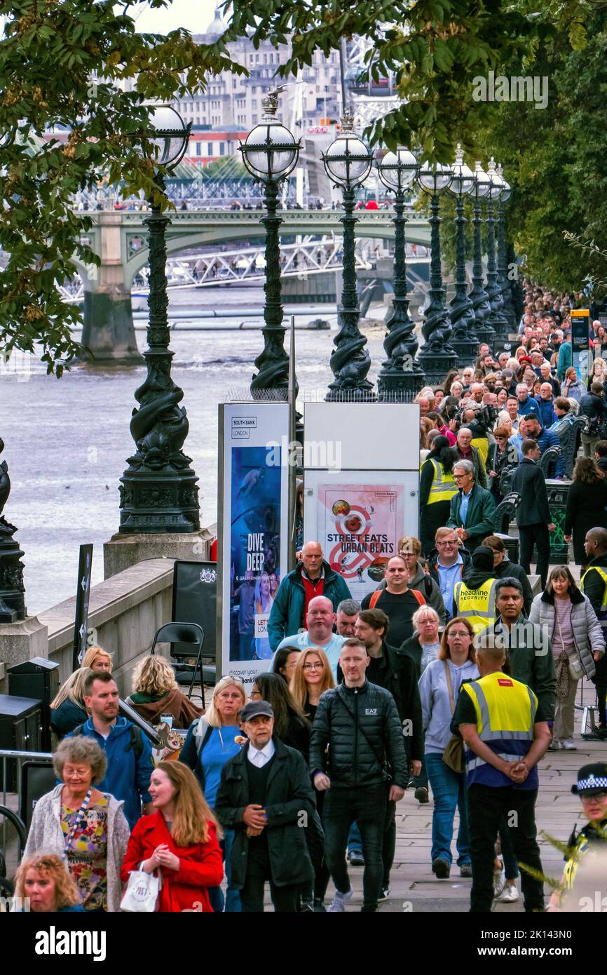 La puesta en la cola estatal de personas que esperan rendir sus respetos a Su Majestad la Reina Elizabeth II.Lambeth Bridge Londres Reino Unido Foto de stock