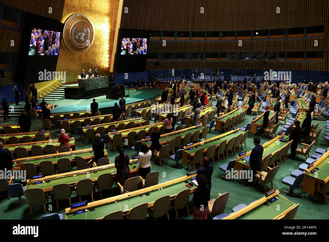 Los miembros permanecen de pie por un momento de silencio mientras la Asamblea General de las Naciones Unidas se reúne durante una sesión especial para rendir homenaje a la Reina Isabel II de Gran Bretaña en la sede de la ONU en Nueva York, EE.UU., el 15 de septiembre de 2022. REUTERS/Mike Segar Foto de stock