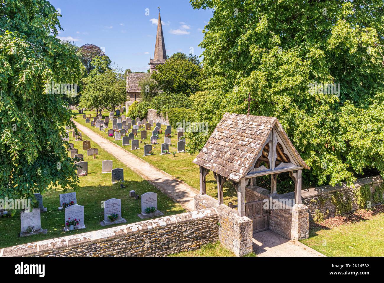 All Saints en el pueblo Cotswold de Down Ampney, Gloucestershire, Reino Unido. Ralph Vaughan Williams nació en el antiguo Vicarage en 1872 Foto de stock