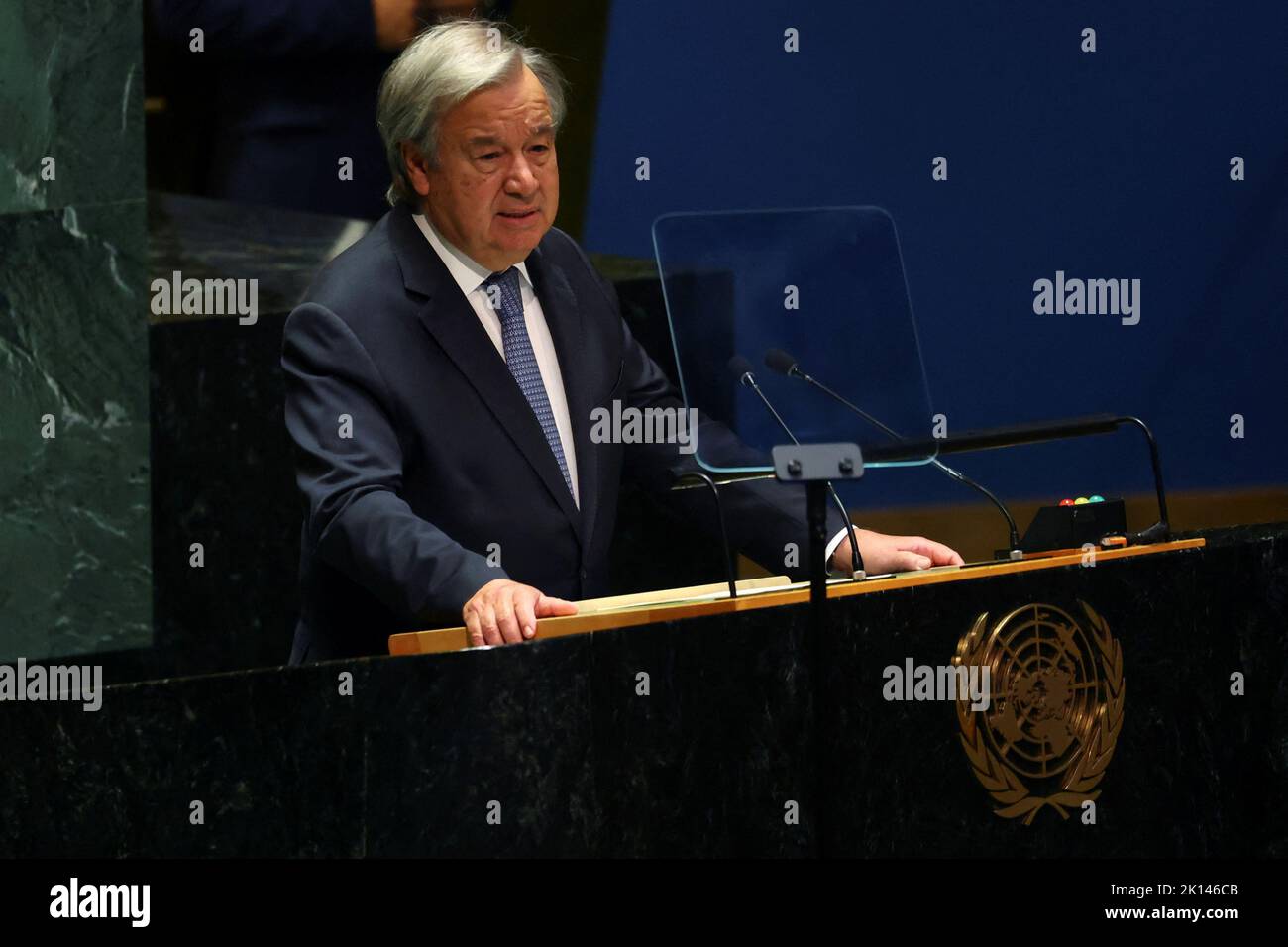 El Secretario General de las Naciones Unidas Antonio Guterres habla mientras la Asamblea General de las Naciones Unidas se reúne durante una sesión especial para rendir homenaje a la Reina Isabel II de Gran Bretaña en la sede de la ONU en Nueva York, EE.UU., el 15 de septiembre de 2022. REUTERS/Mike Segar Foto de stock