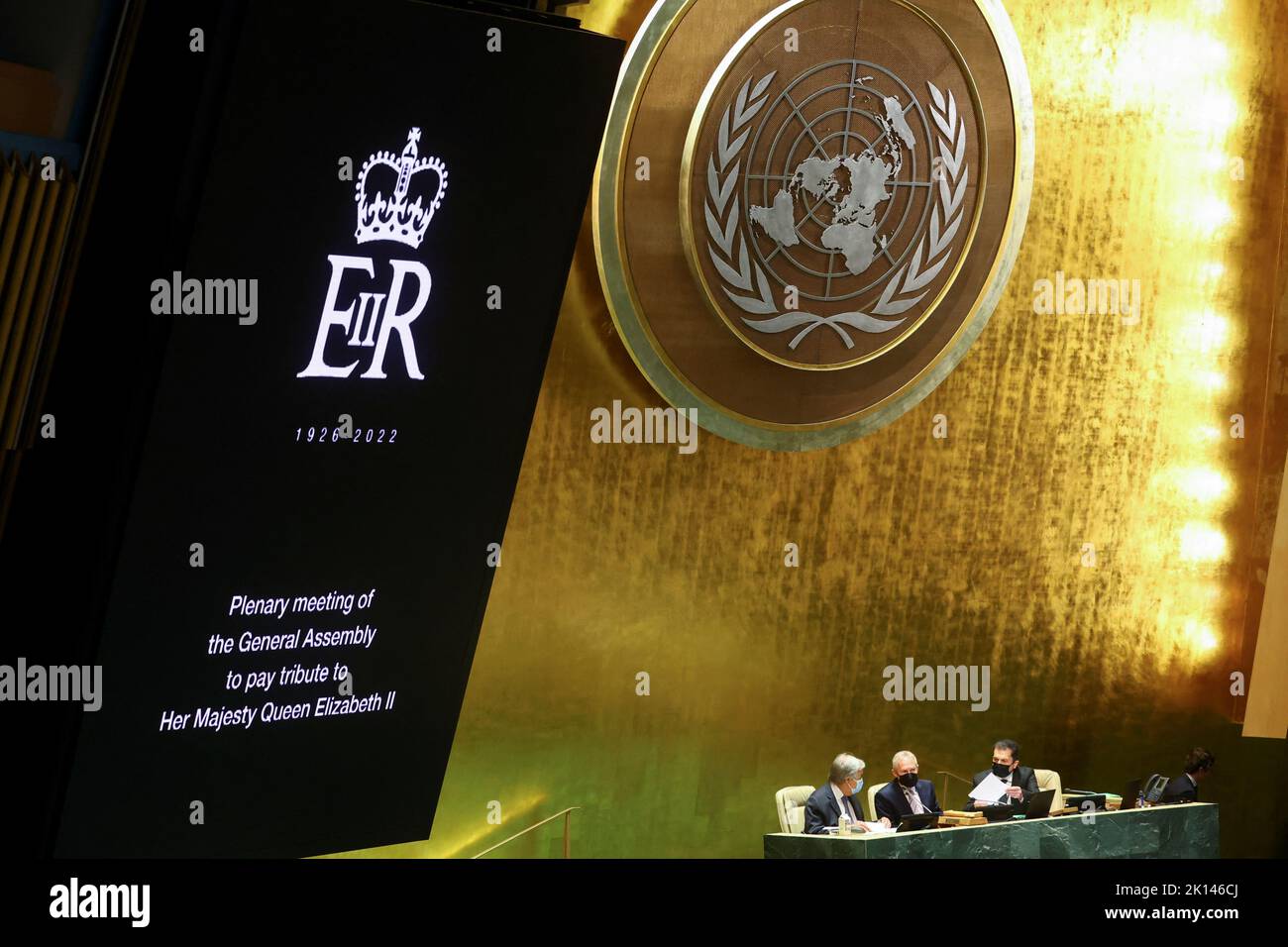 El Secretario General de las Naciones Unidas, Antonio Guterres, y el Presidente de la Asamblea General, Csaba Korosi, presiden la Asamblea General de las Naciones Unidas durante una sesión especial para rendir homenaje a la Reina Isabel II de Gran Bretaña en la sede de la ONU en Nueva York, EE.UU., el 15 de septiembre de 2022. REUTERS/Mike Segar Foto de stock