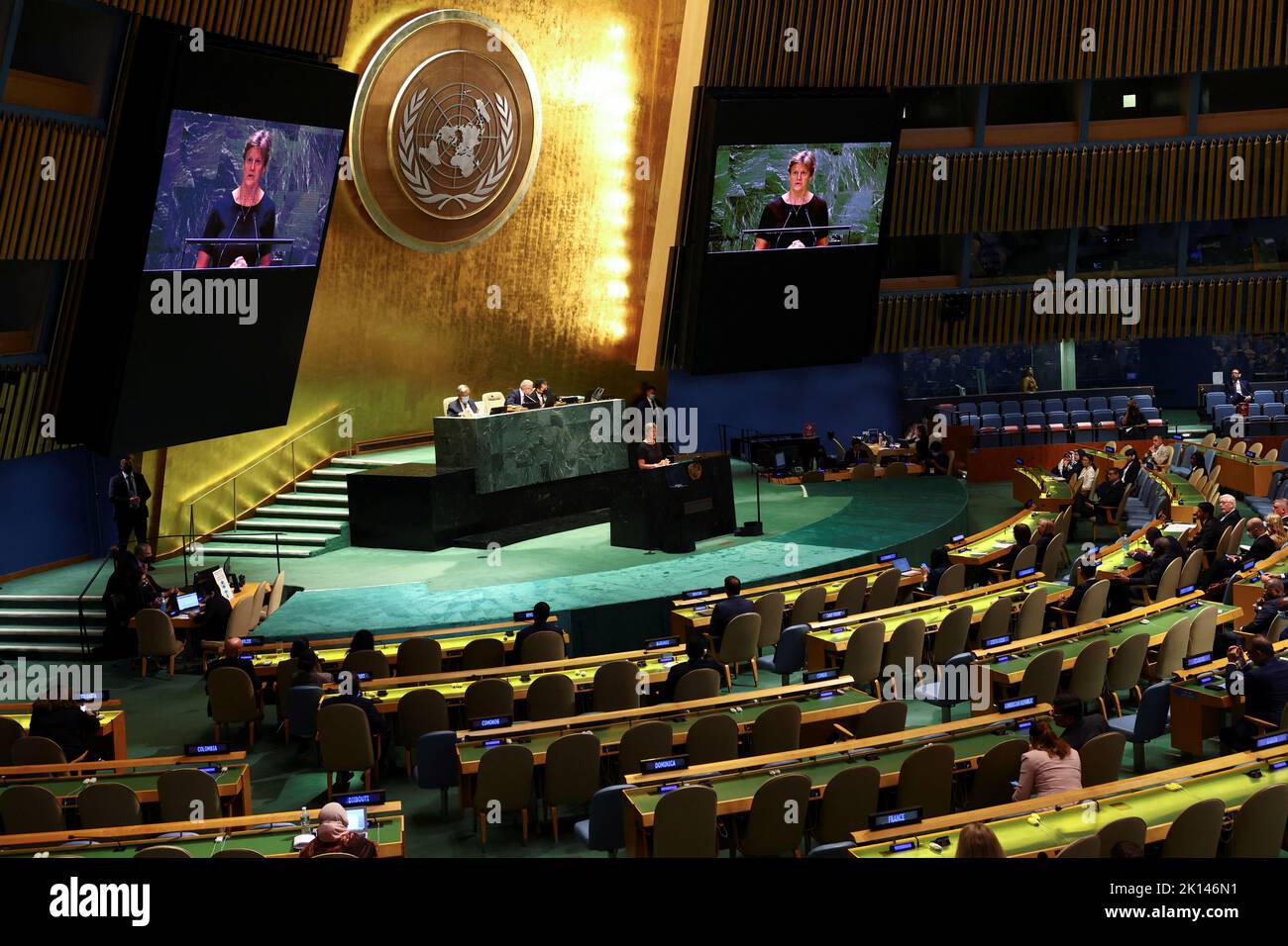 La Embajadora Británica ante las Naciones Unidas Barbara Woodward habla mientras la Asamblea General de la ONU se reúne durante una sesión especial para rendir homenaje a la Reina Isabel II de Gran Bretaña en la sede de la ONU en Nueva York, EE.UU., el 15 de septiembre de 2022. REUTERS/Mike Segar Foto de stock