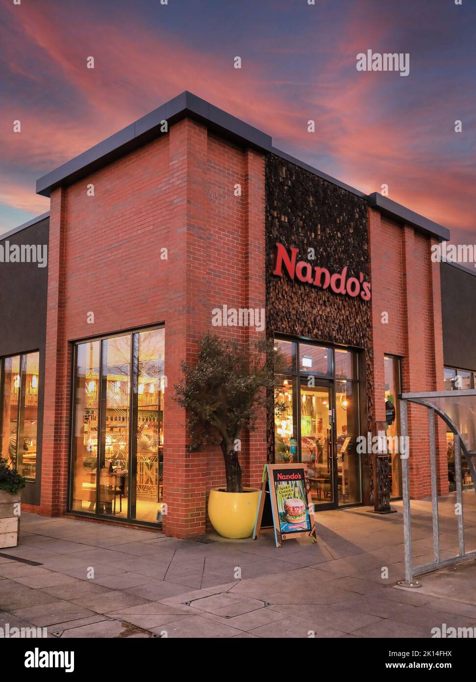 La entrada a un restaurante para llevar Nando's, Hanley, Stoke-on-Trent, Staffs, Inglaterra, REINO UNIDO Foto de stock