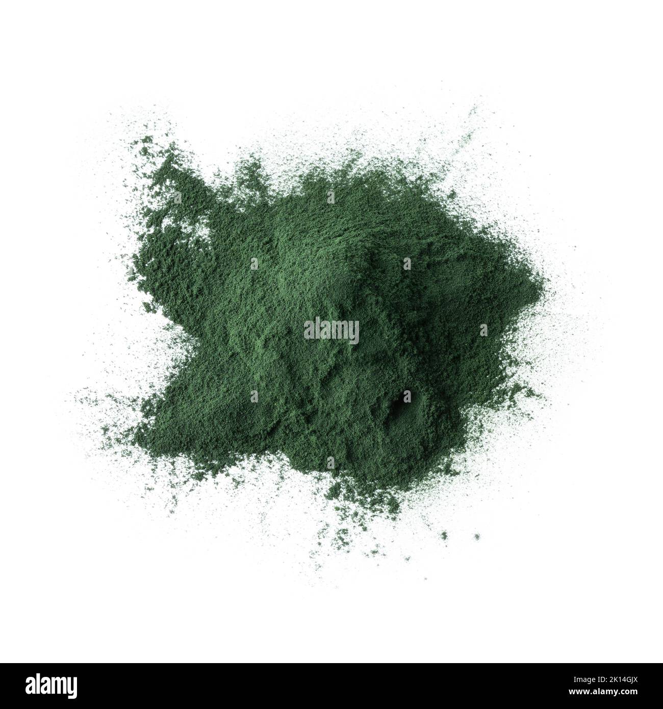 Pila de polvo de espirulina verde cerca aislado sobre fondo blanco Foto de stock