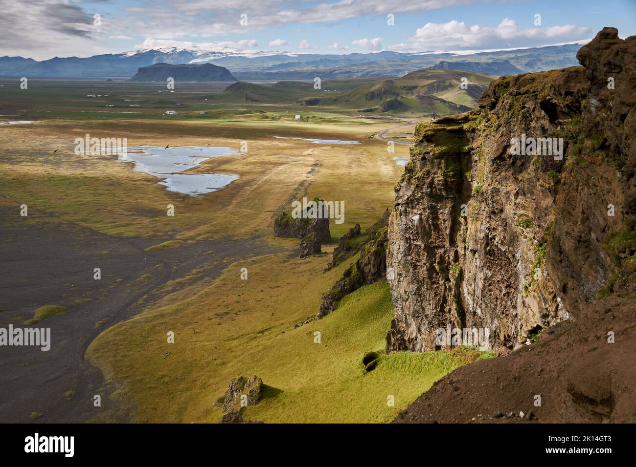 Paisaje escénico y playa de arena negra en el mirador de Dyrholaey, Islandia del Sur, Europa Foto de stock