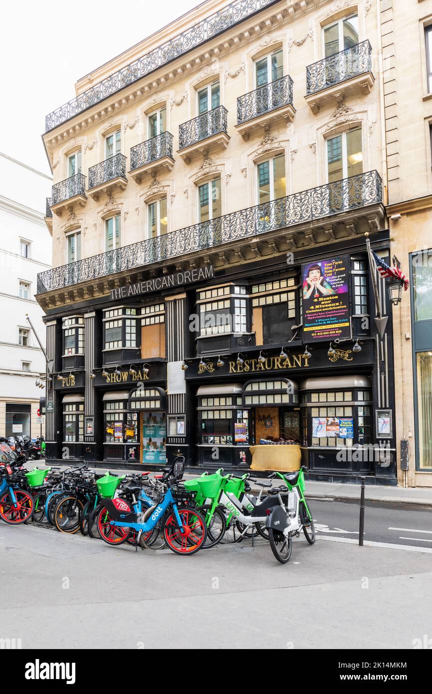 American Dream restaurante / Pub y Show Bar en Rue Daunou, distrito 2nd, París, Francia con bicicletas para alquilar fuera Foto de stock