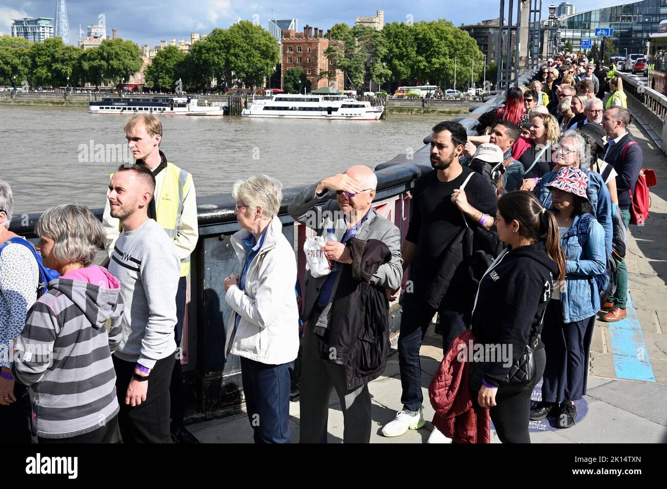 Londres, Reino Unido. Los dolientes hicieron cola durante más de cuatro millas para ver el ataúd de la Reina Isabel II en Westminster Hall, con tiempos de cola que alcanzaban las ocho horas. Los dolientes están cruzando el puente Lambeth. Foto de stock