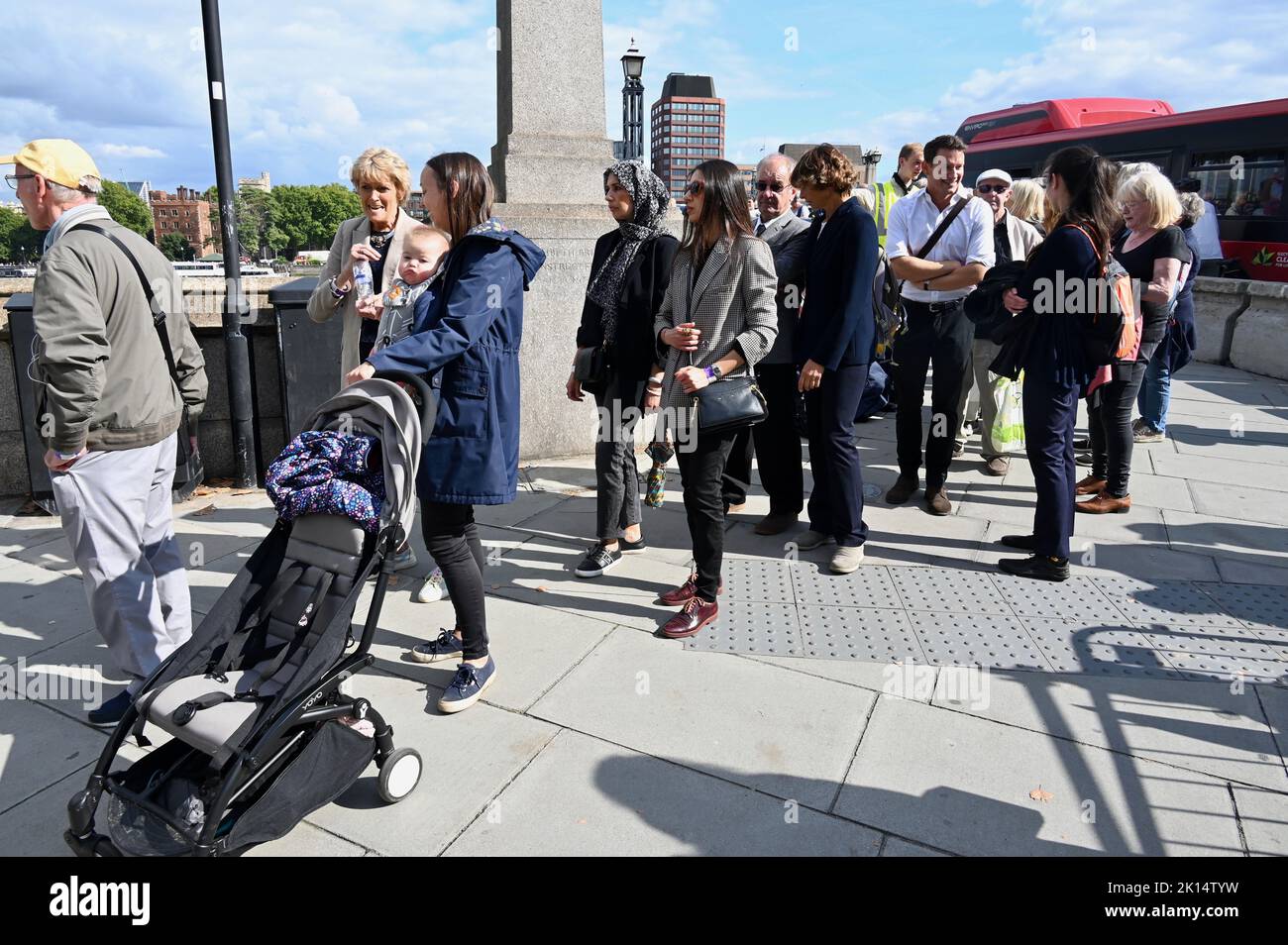 Londres, Reino Unido. Los dolientes hicieron cola durante más de cuatro millas para ver el ataúd de la Reina Isabel II en Westminster Hall, con tiempos de cola que alcanzaban las ocho horas. Los dolientes están cruzando el puente Lambeth. Foto de stock