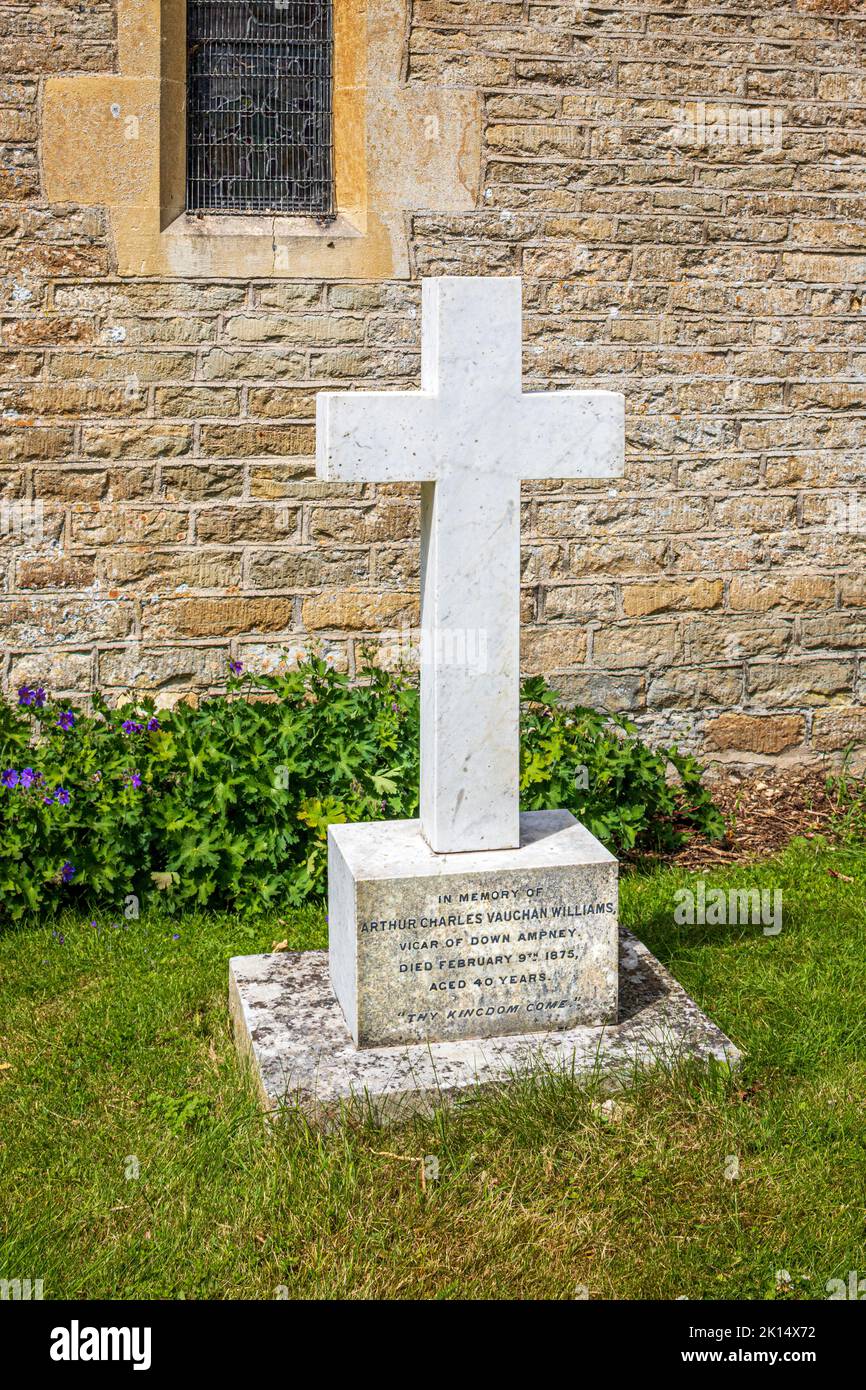 La tumba de Arthur Charles Vaughan Williams (padre de Ralph) en el cementerio de la iglesia de Todos los Santos en el pueblo Cotswold de Down Ampney, Glos. REINO UNIDO Foto de stock