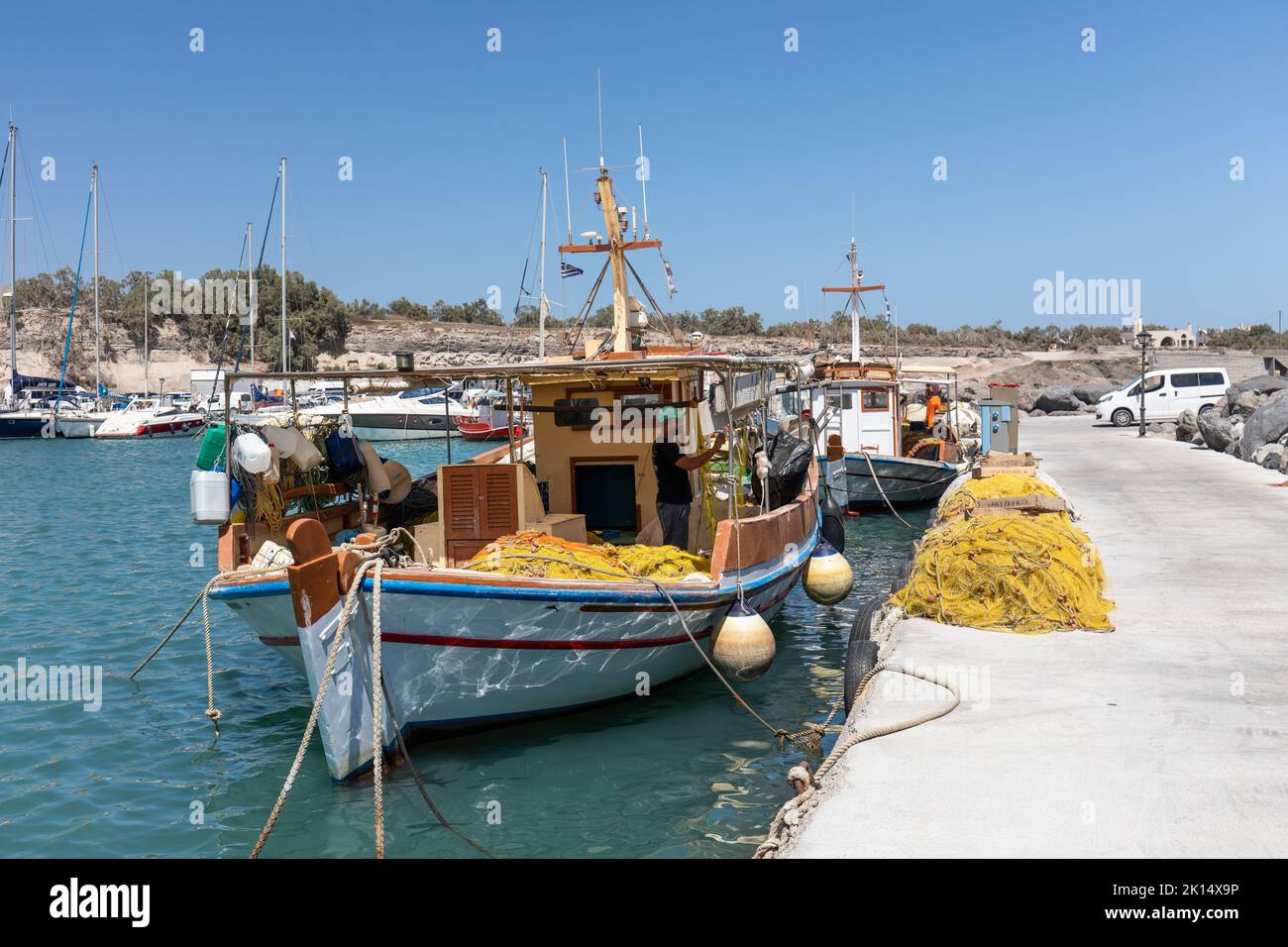 Cerca de un barco de pesca tradicional griego en Vlichada marina / puerto, Santorini, islas Cícladas, Grecia, Europa Foto de stock