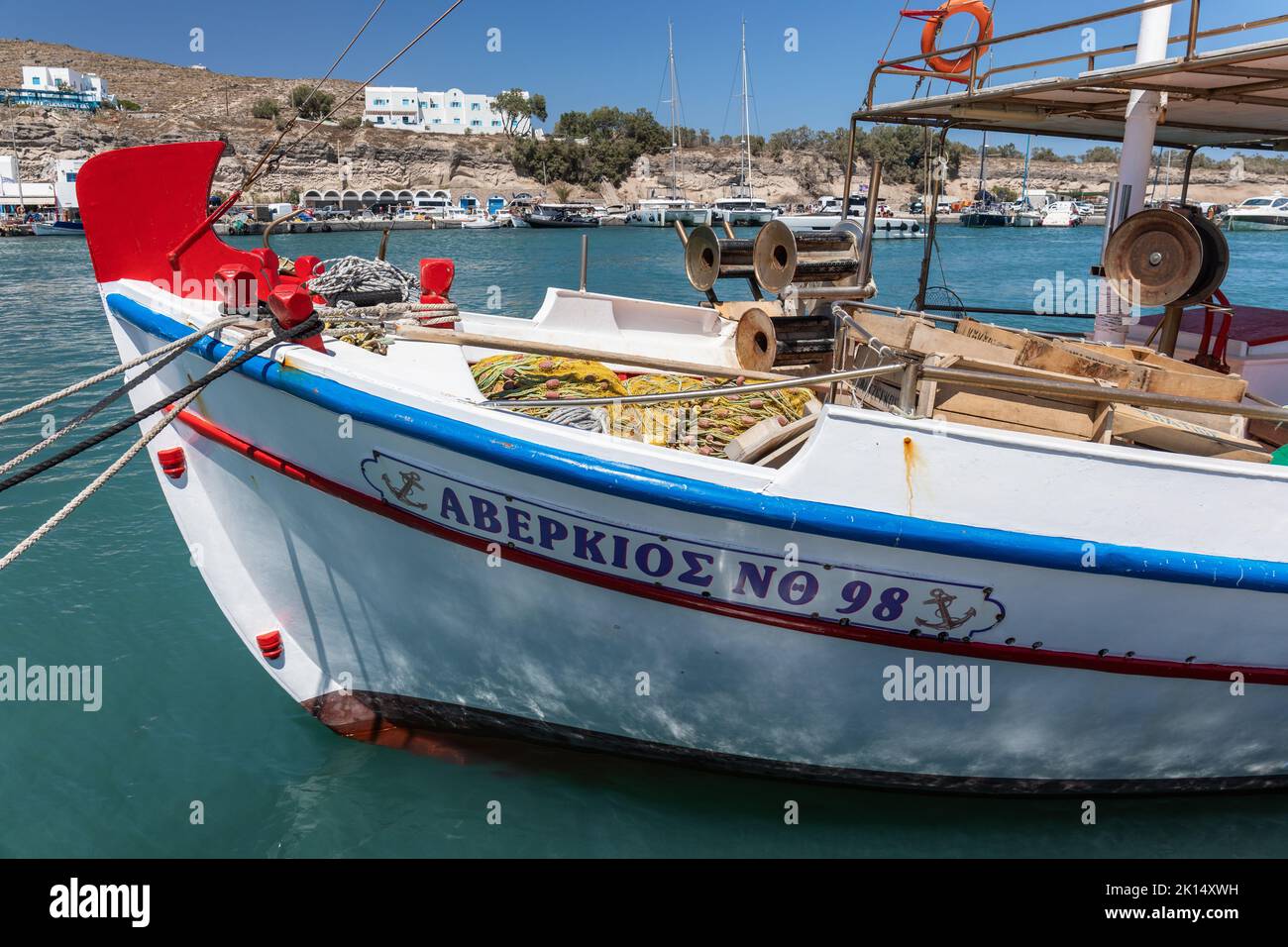 Cerca de un colorido barco de pesca tradicional griego en Vlichada marina / puerto, Santorini, islas Cícladas, Grecia, Europa Foto de stock