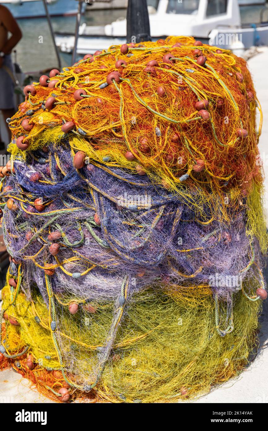 Primer plano de un montón de redes de pesca de colores - Vlichada marina / puerto, Santorini, islas Cícladas, Grecia, Europa Foto de stock