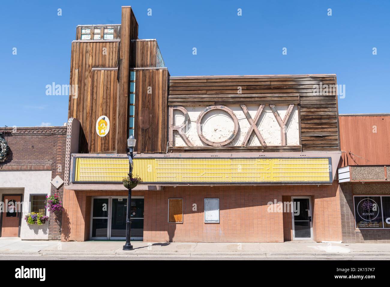 Shelby, Montana 2 de julio de 2022 El cine abandonado Roxy con su