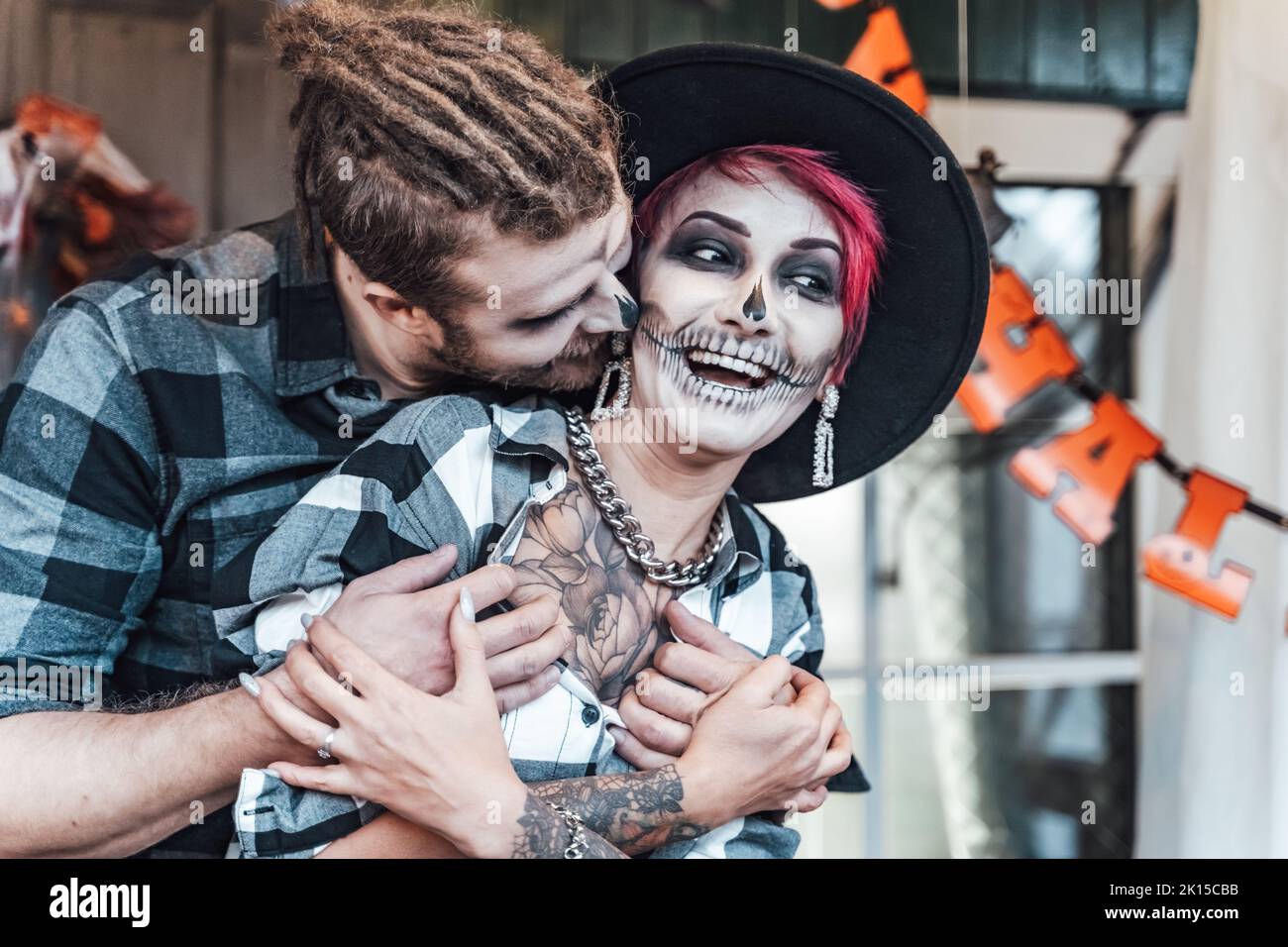Halloween couple romantic mask fotografías e imágenes de alta resolución -  Alamy