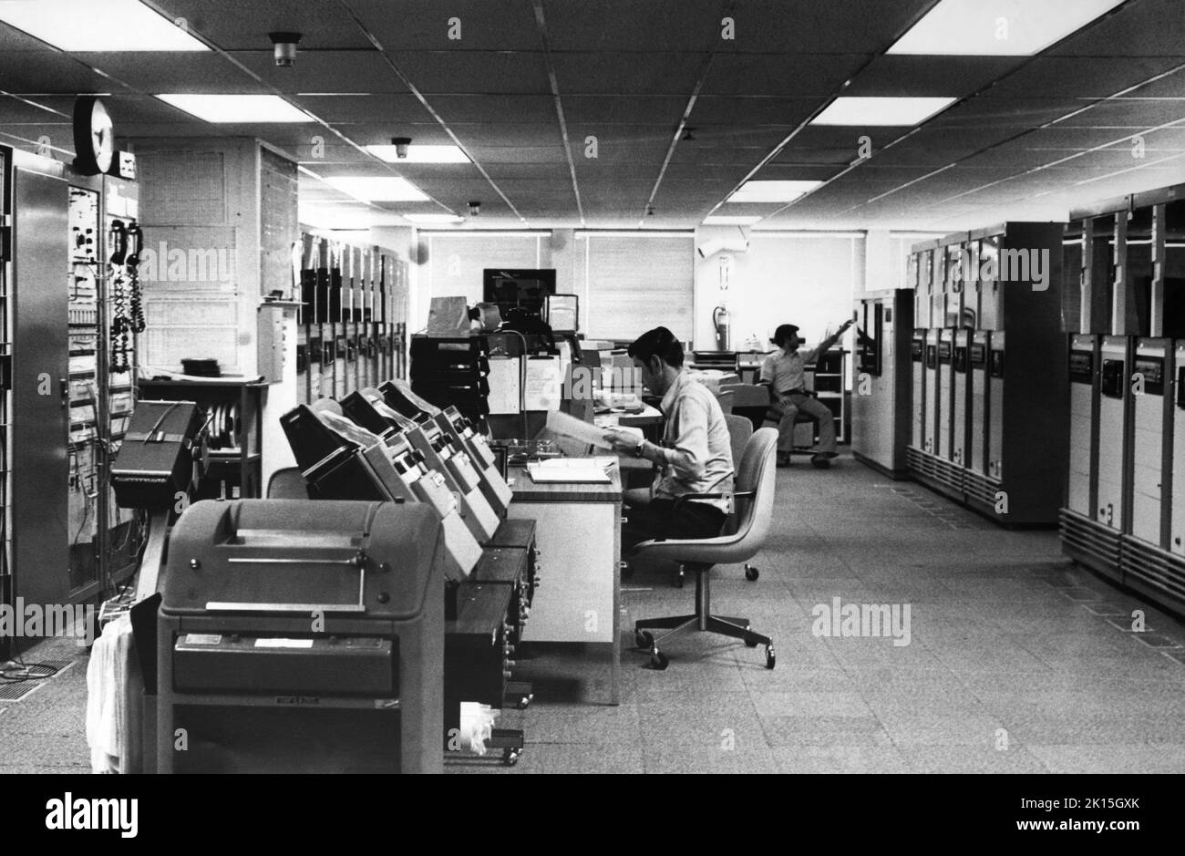 Centro meteorológico mundial, sala de computación del Departamento de Comercio, 1979. Foto de stock