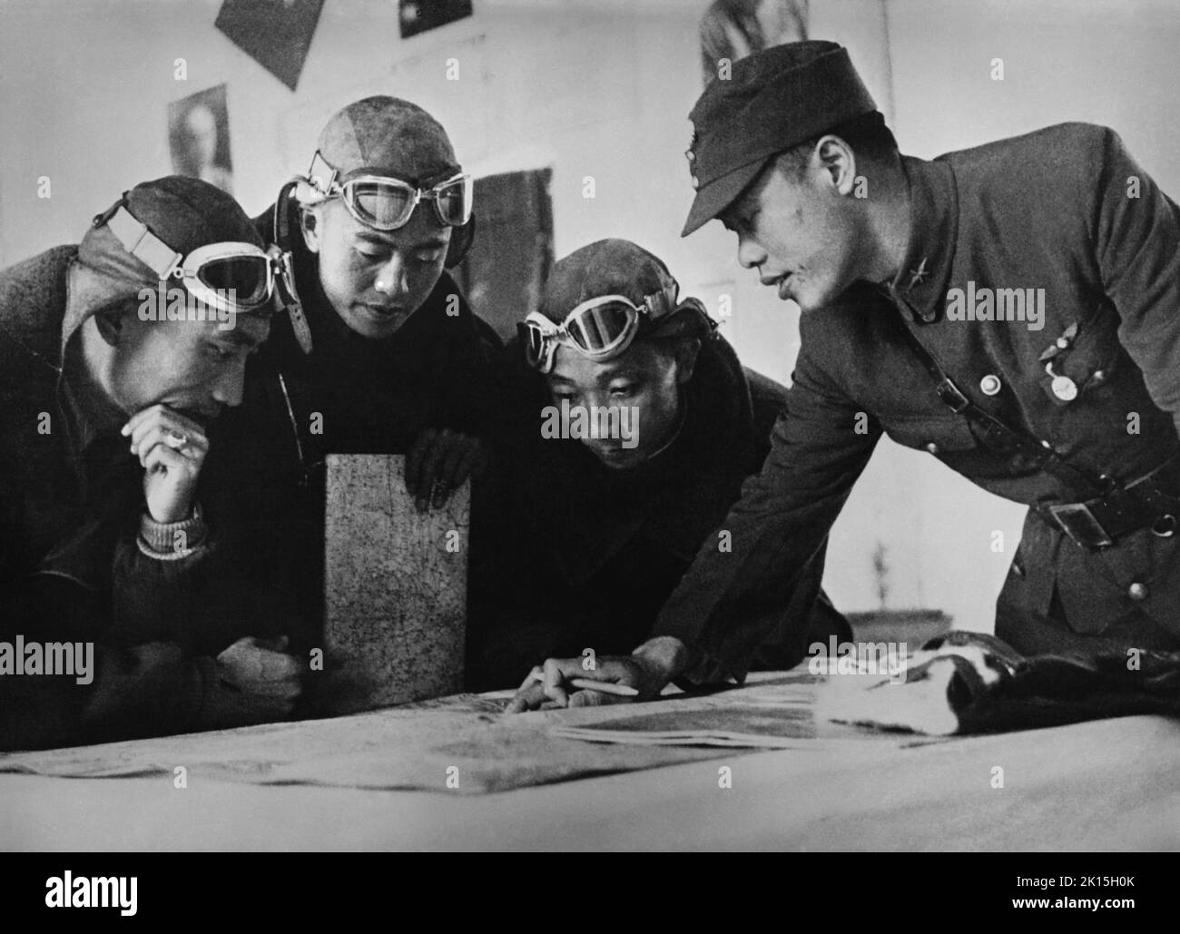 Imagen sin fecha de pilotos de la Fuerza Aérea China de la Segunda Guerra Mundial mirando mapas. Foto de stock