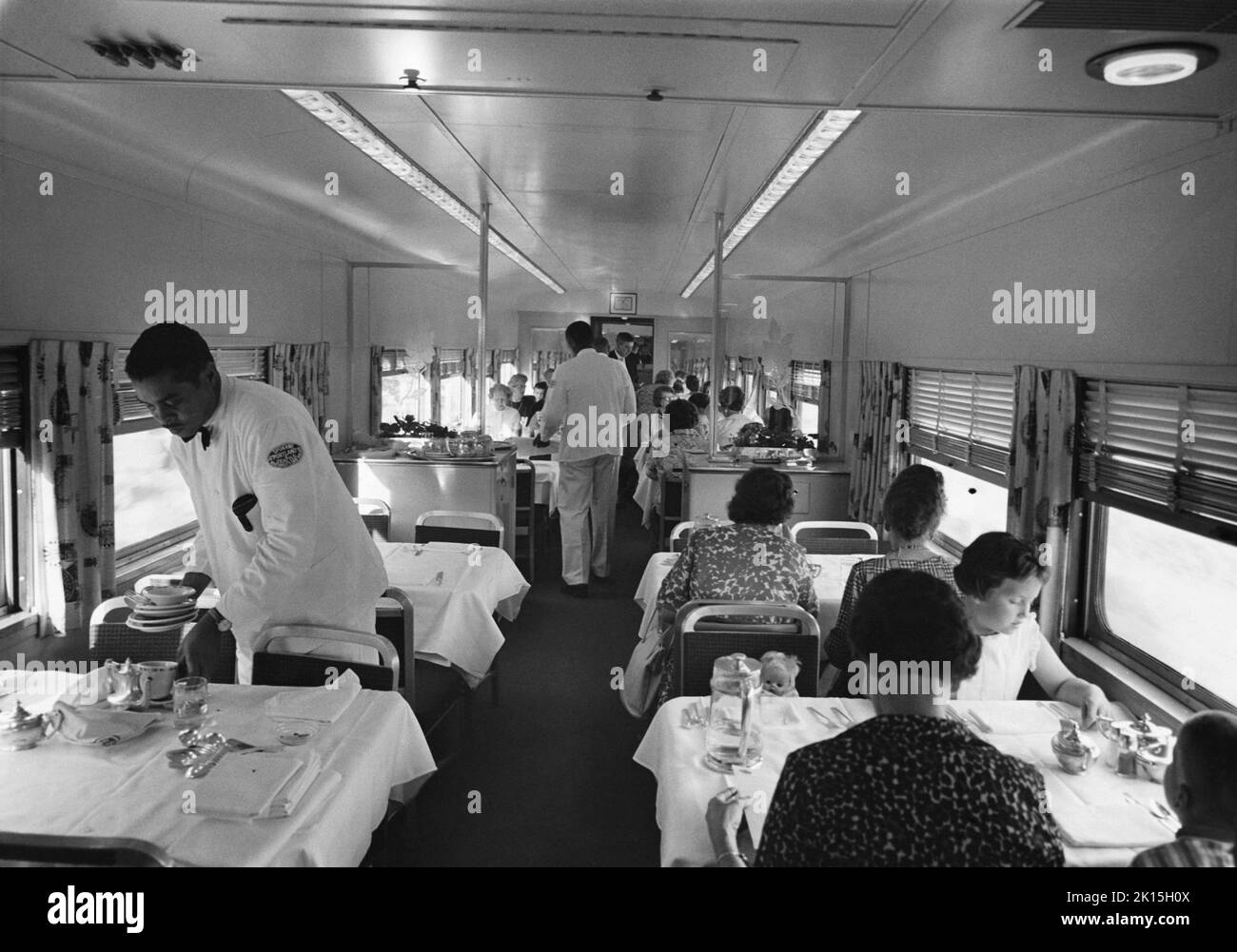 Un coche-restaurante a bordo de un tren, alrededor de 1960. Foto de stock