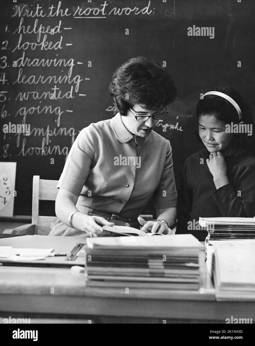 Fotografía de una maestra, (Gloria Edney), con un estudiante en Old Crow, Yukon, Canadá; principios de los años 60. Foto de stock