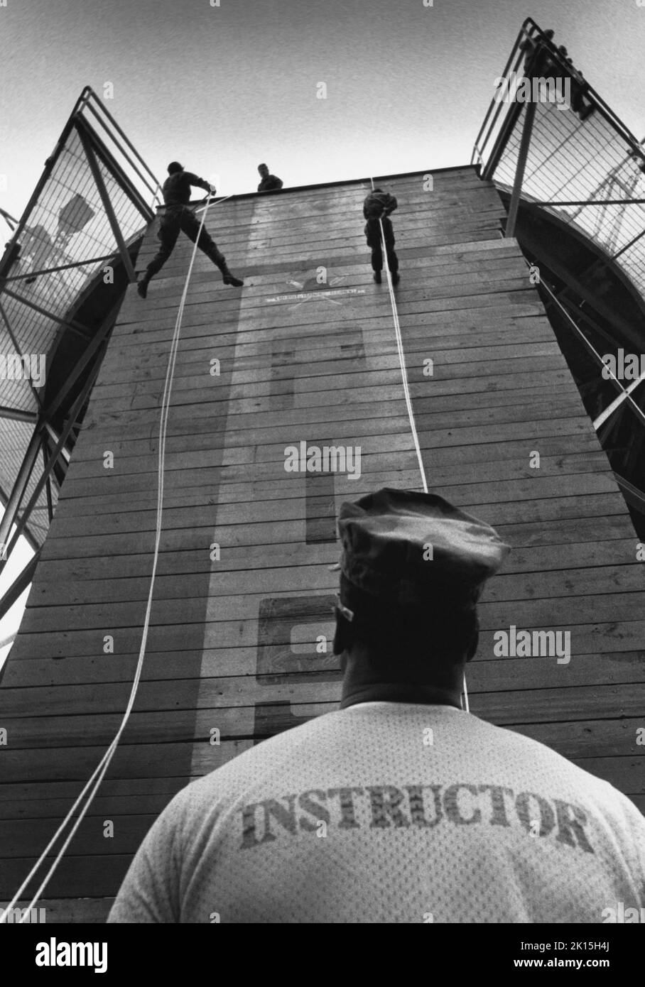 Isla Parris, Carolina del Sur: Reclutas marinas femeninas raptan sobre el borde de una torre de 45 pies después de sólo una hora de instrucción en el suelo; alrededor de 1975 Foto de stock