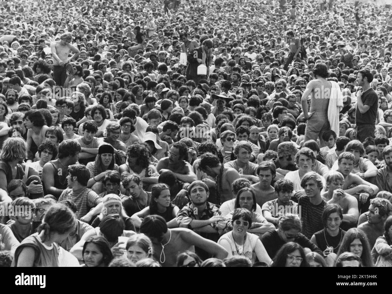 Una mirada a parte de la multitud en el Woodstock Music Festival; 1969. Foto de stock