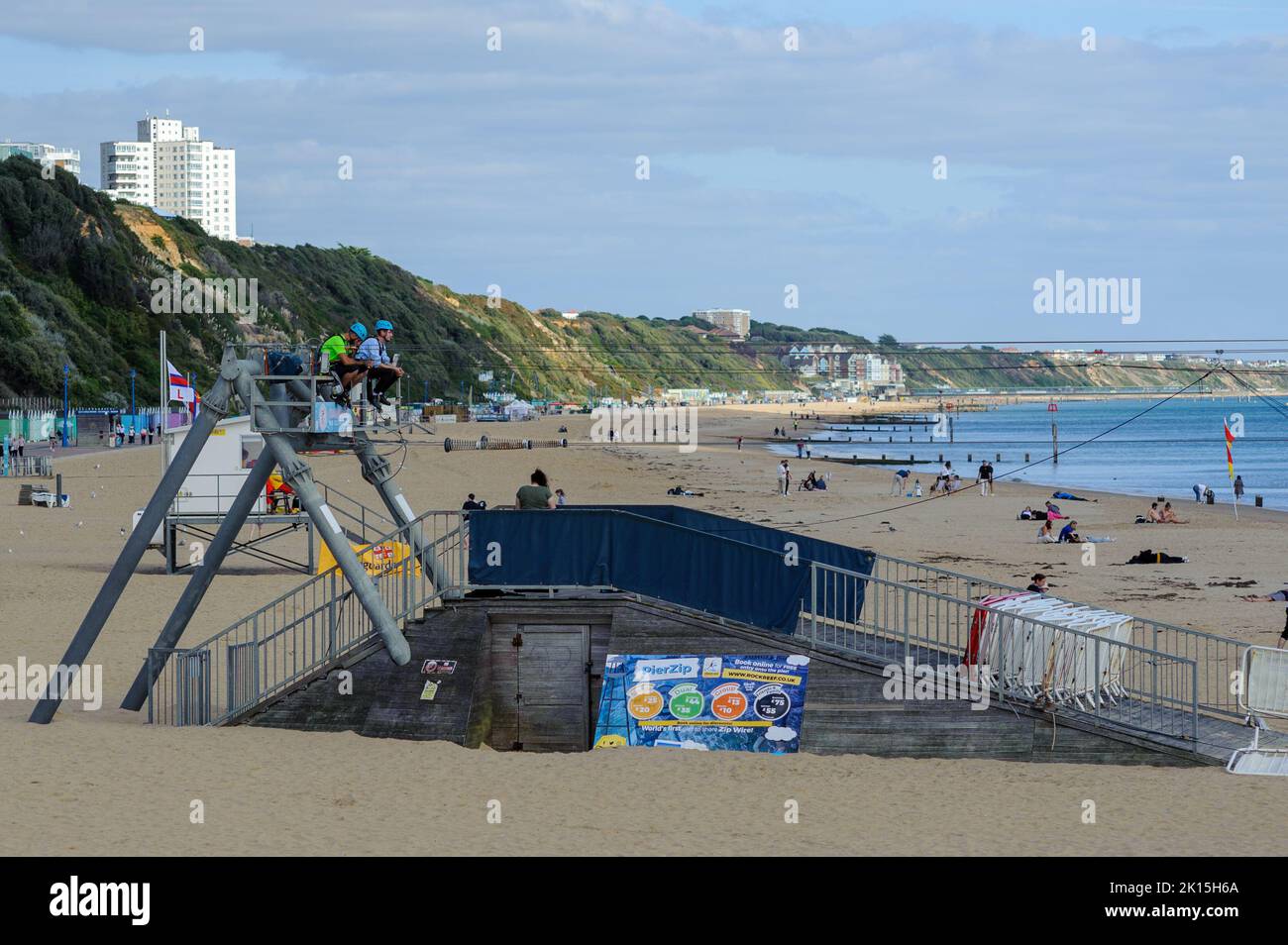 Bournemouth, Dorset, Inglaterra, Reino Unido, 15th de septiembre de 2022, El tiempo. Todo es tranquilo en la playa durante la tarde al sol de principios de otoño. El personal del paseo del alambre de la cremallera espera a los clientes. Crédito: Paul Biggins/Alamy Live News Foto de stock