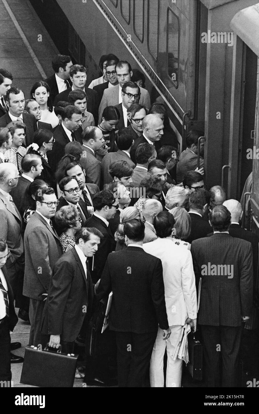 Pasajeros que se embarcan en un tren Penn Central en Scarsdale, Nueva York, alrededor de 1976. La mayoría de los trabajadores son blancos y hombres, mientras que las mujeres representan aproximadamente 1 en 5 de la fuerza laboral que se muestra aquí. Foto de stock