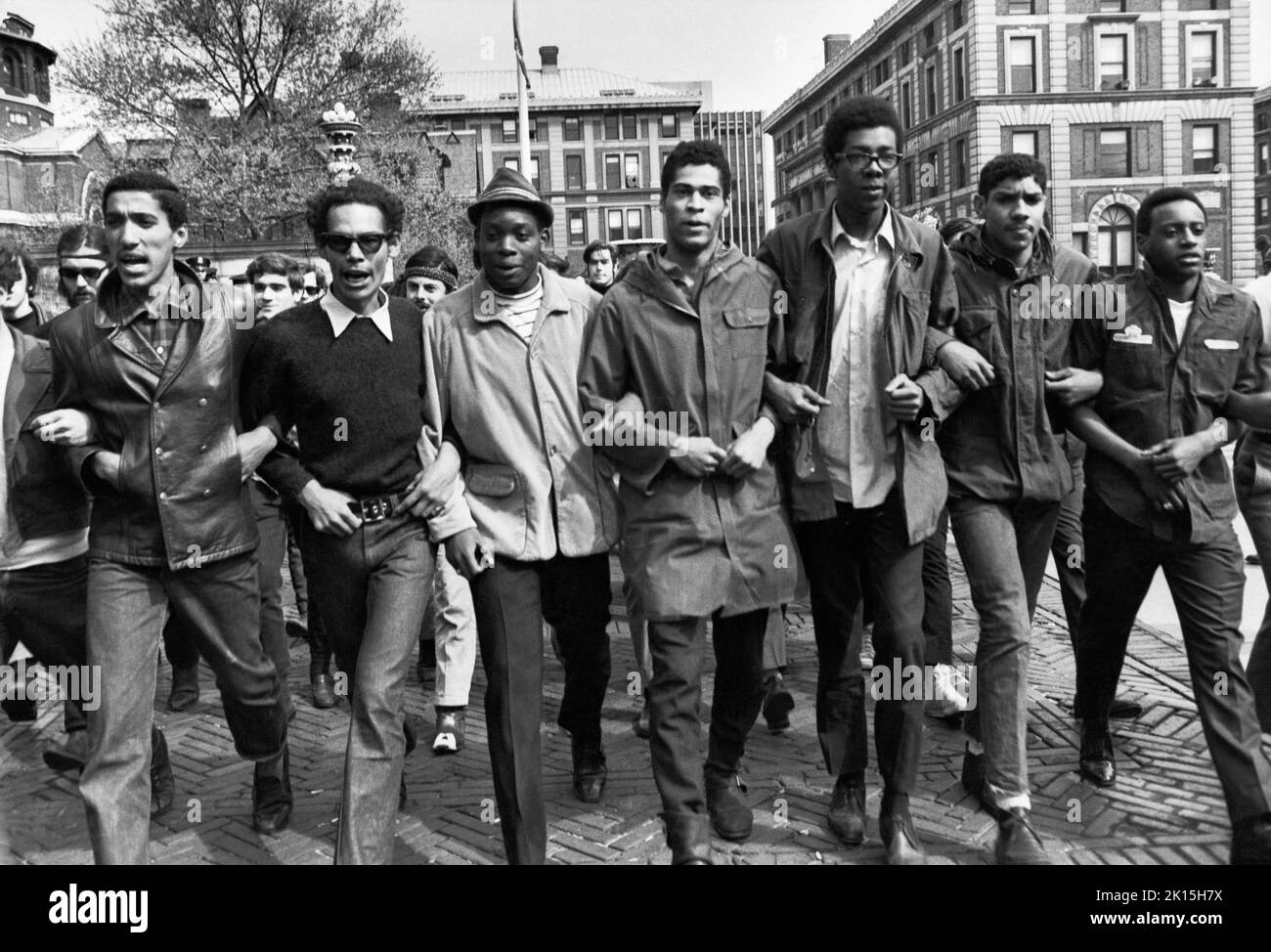 Miembros de la Sociedad Estudiantil Afro-Americana (SAS) se manifestaron en el campus de la Universidad de Columbia el 23 de abril de 1968. Los estudiantes pidieron que la universidad cortara sus vínculos con la investigación para la guerra en Vietnam y que terminara la construcción de un gimnasio en Morningside Park. Varios cientos de estudiantes se reunieron en el reloj de sol en el campus de Columbia dirigido por la Sociedad Afro-Americana de Estudiantes (SAS) y Estudiantes por una Sociedad Democrática (SDS). Después de que fracasaran las negociaciones, la administración envió a la policía, hiriendo a muchos y arrestando a más de 700, desencadenando una huelga en todo el campus que cerró la universidad. Foto de stock