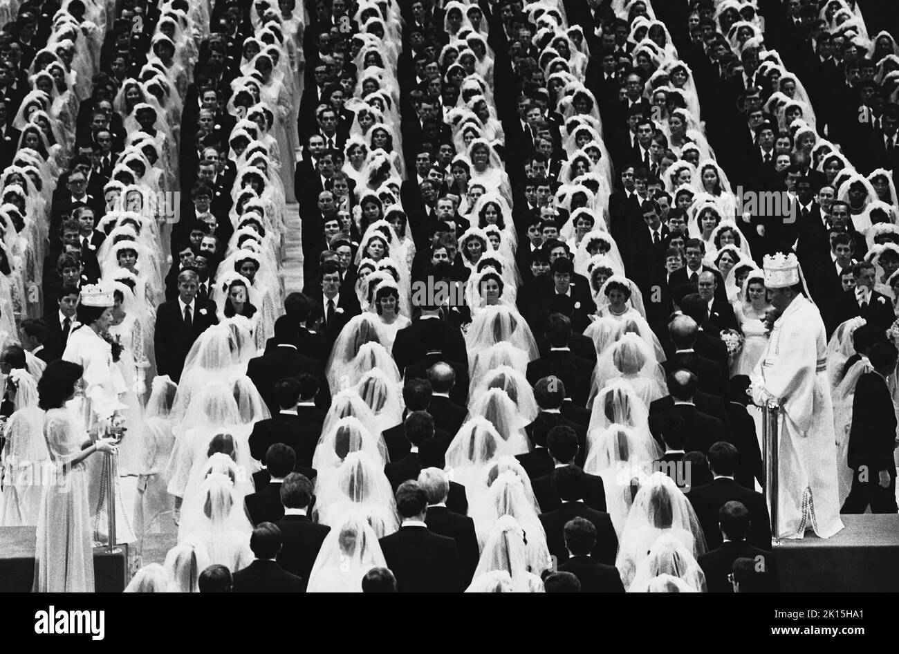 Una boda de luna o 'ceremonia de bendición' en Madison Square Garden, donde el Reverendo Sol Myung Moon se casó espiritualmente con más de 2000 parejas en 1982. Aparece en la parte inferior derecha de esta foto, mientras que su esposa, Hak Ja Han, puede verse en la parte inferior izquierda. Moon (nacido en 1920 en Corea) es el fundador de la Iglesia de la Unificación. Él cree que Él es la Segunda Venida de Cristo. Frecuentemente lleva a cabo bodas espirituales masivas entre sus seguidores. Foto de stock