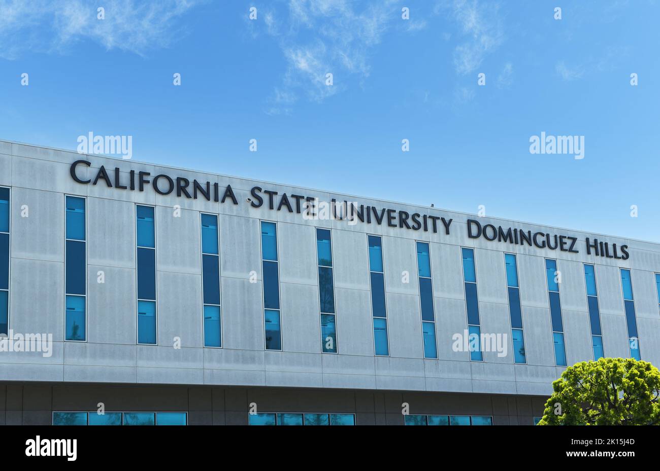 CARSON, CALIFORNIA - 20 MAR 2021: California State University Domínguez Hill firma en el edificio. Foto de stock