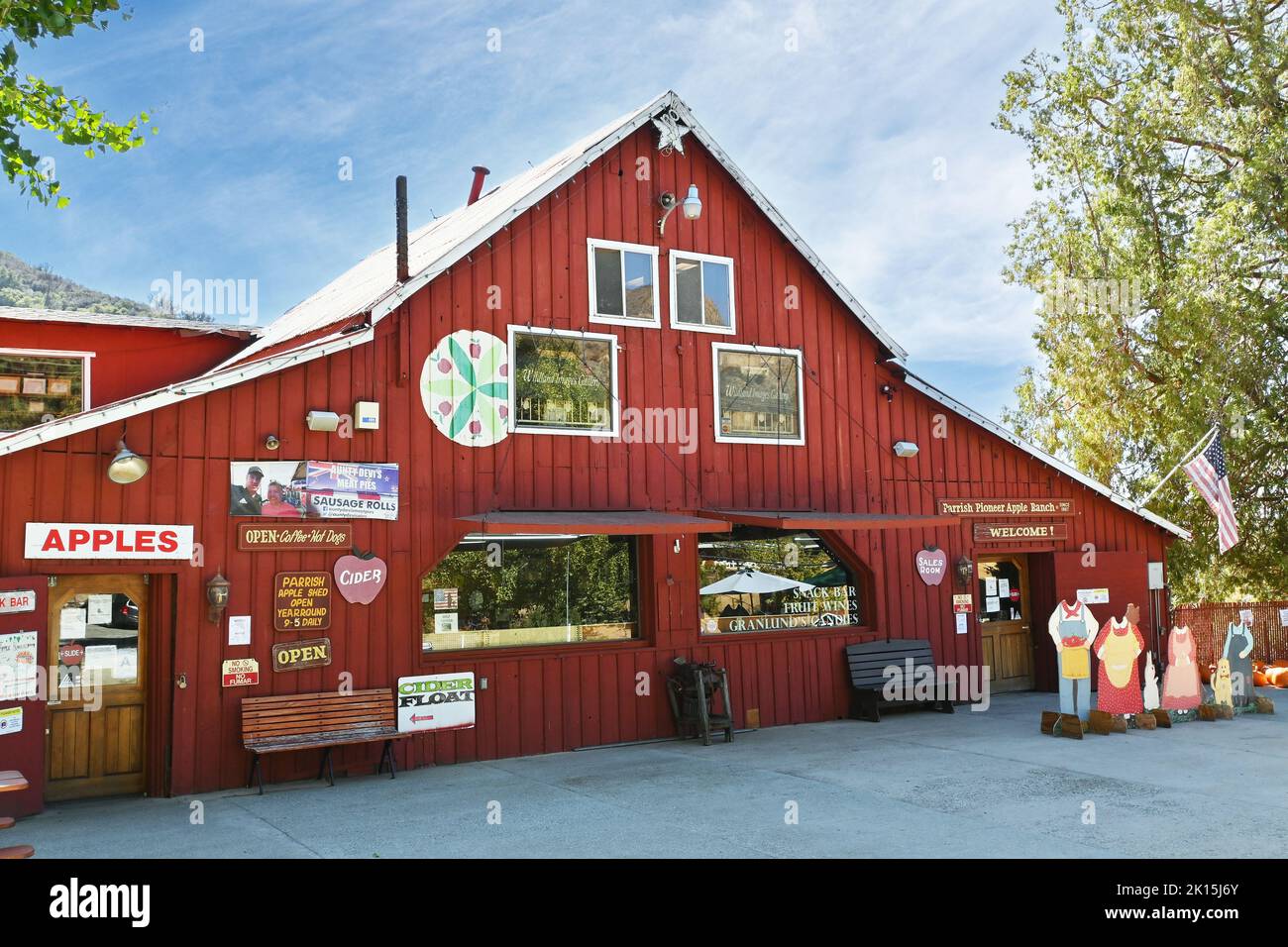 OAK GLEN, CALIFORNIA - 10 OCT 2021: Parrish Pioneer Ranch ofrece manzanas, mantequilla de manzana, sidra de manzana, mostrador de refrescos, chocolates gourmet y dulces, Foto de stock